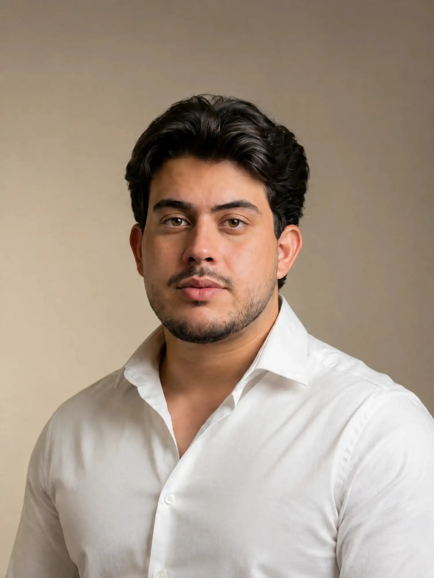 Retrato de Adriel Melo, visagista e fundador da Your Moment