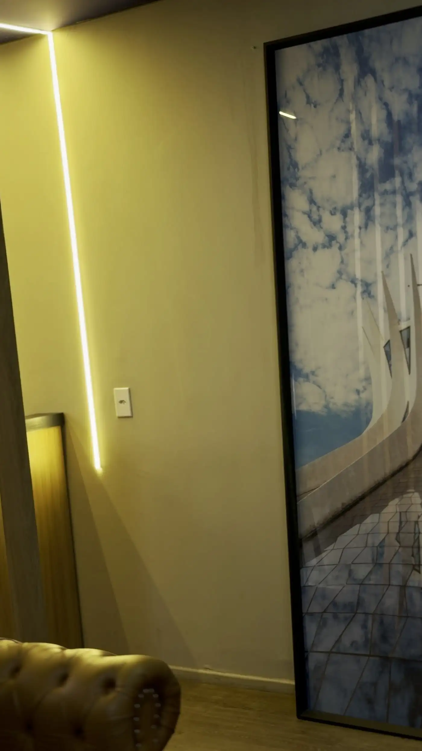 Painel com a Catedral de Brasília iluminado