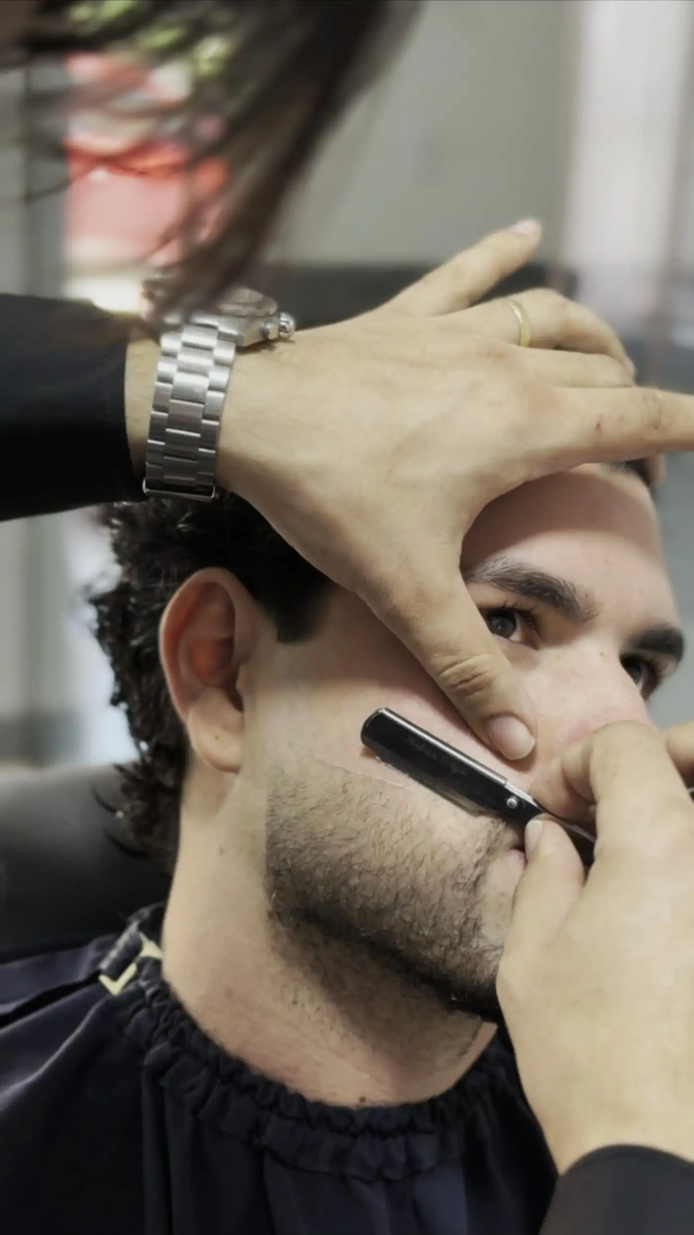 Acabamento de barba do noivo com navalha