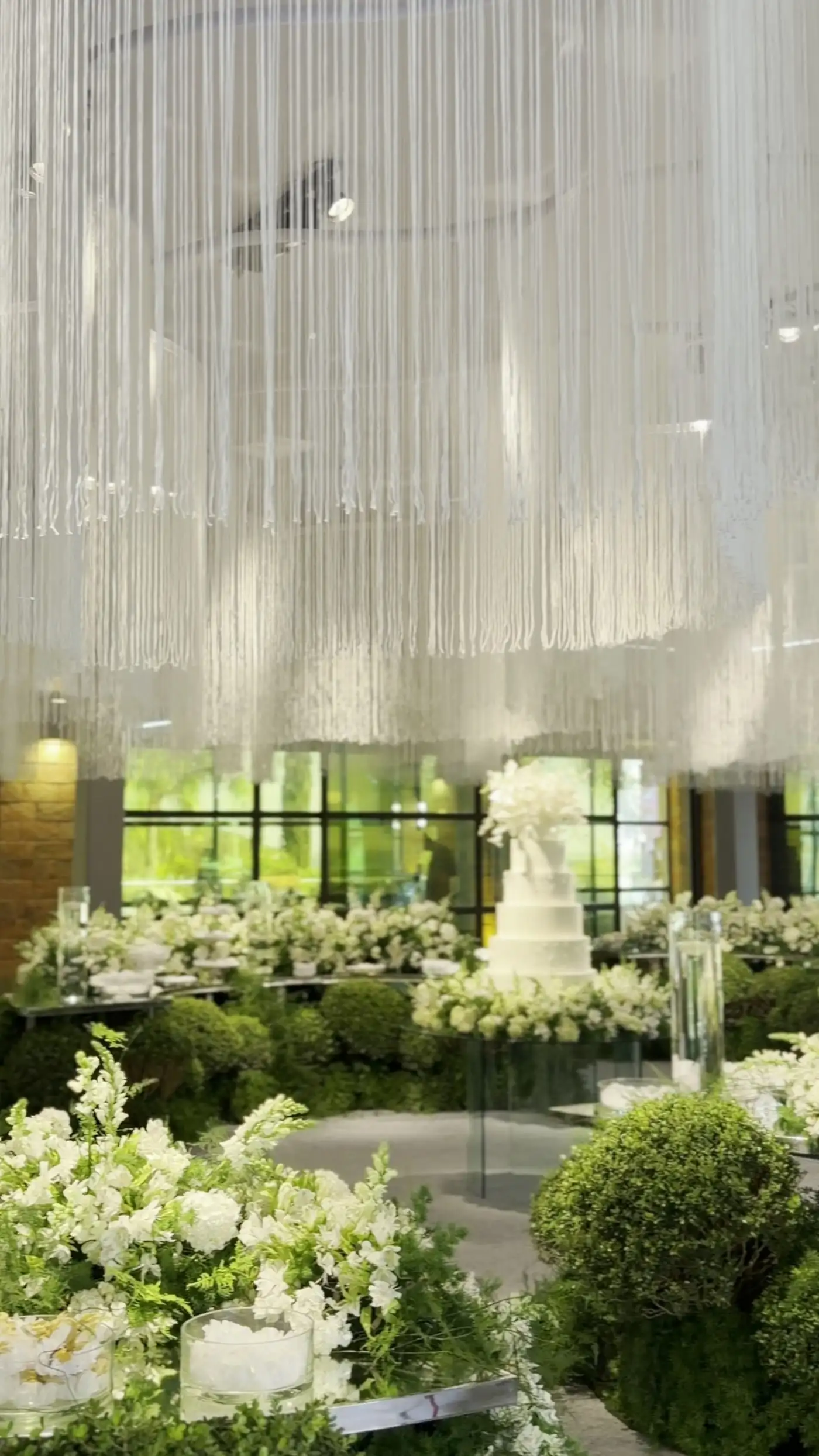 Local da cerimônia de casamento decorado com flores brancas
