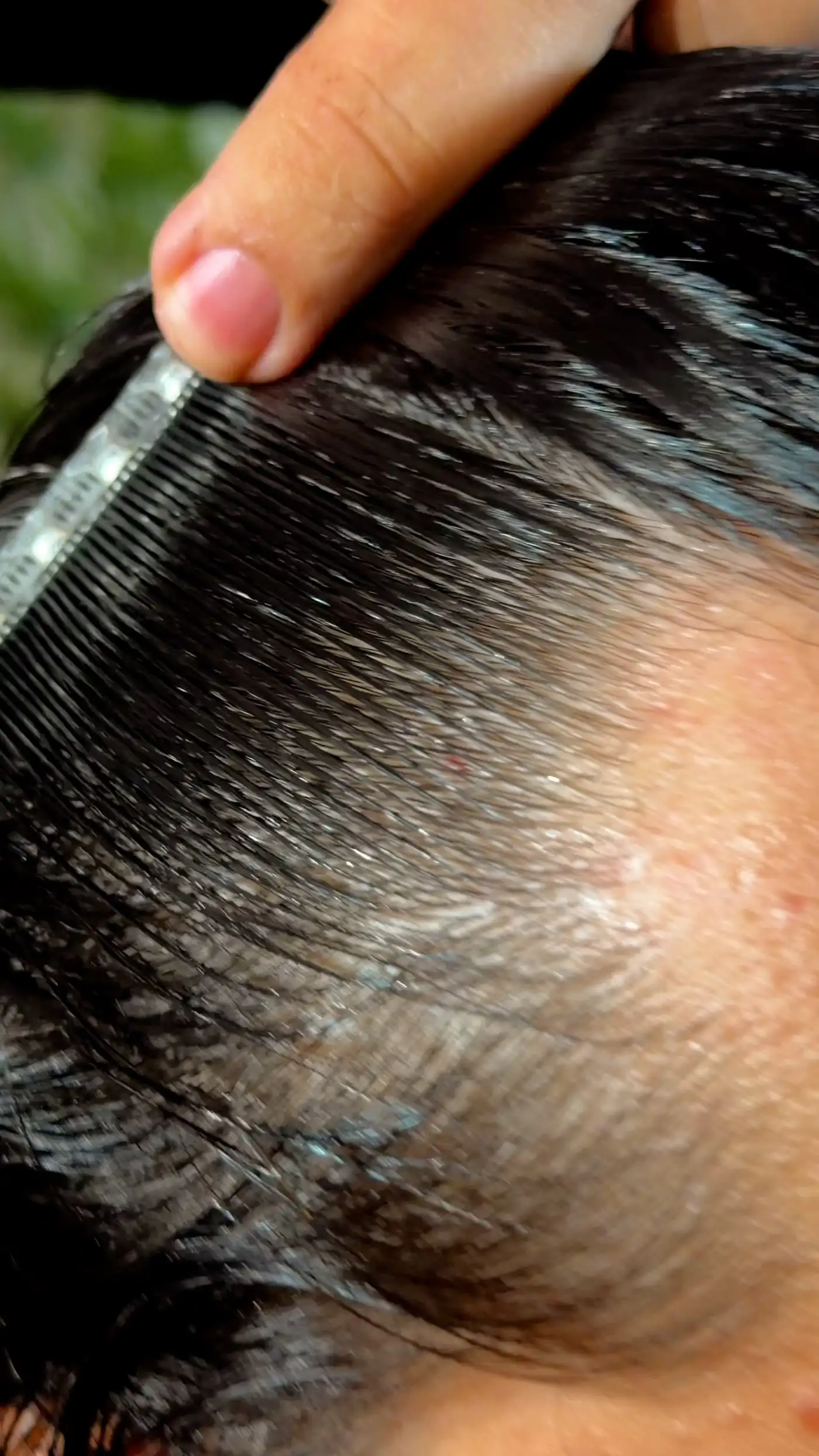 Cabelo sendo penteado após aplicação de produto