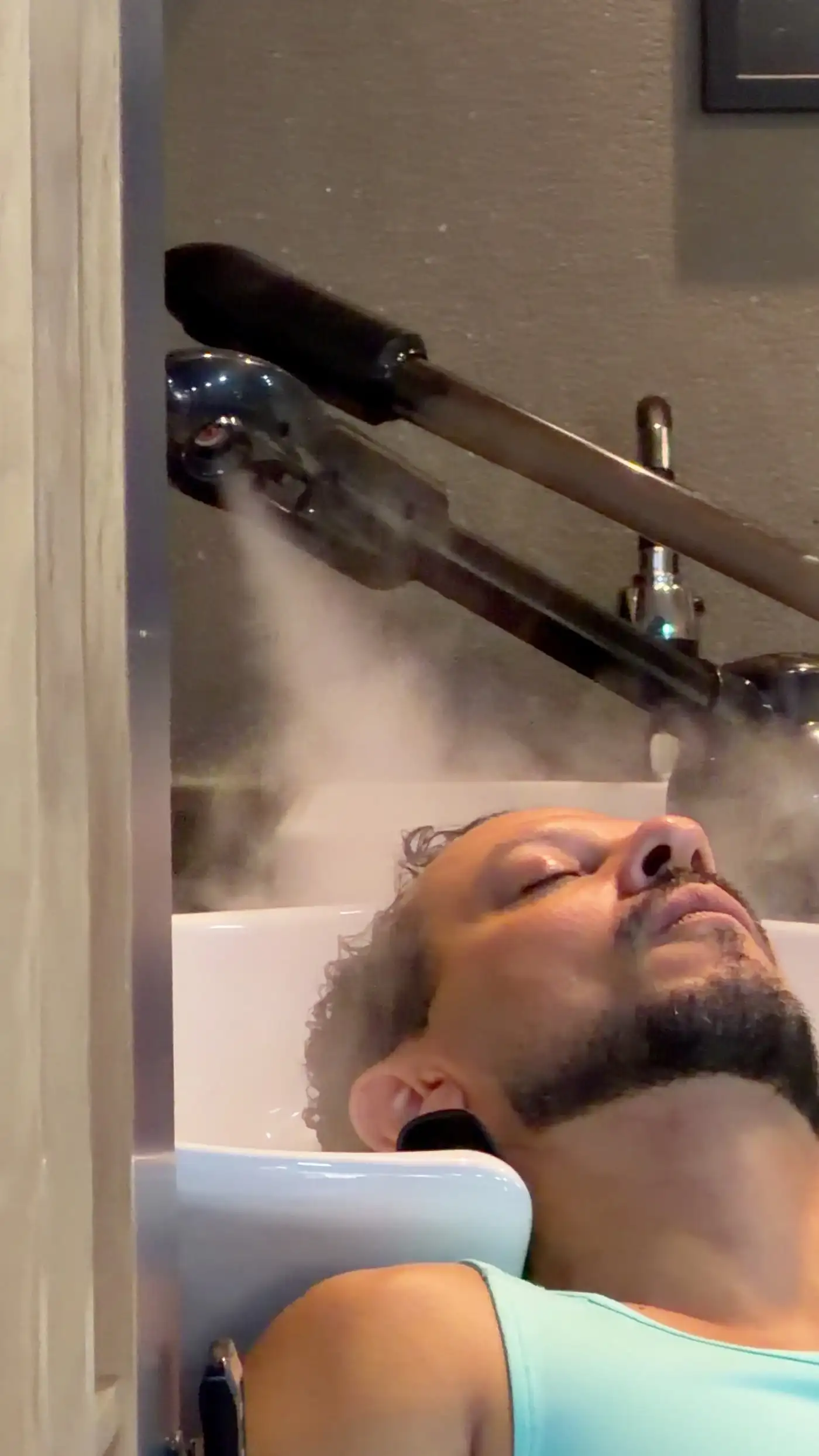 Cliente recebendo tratamento com vapor