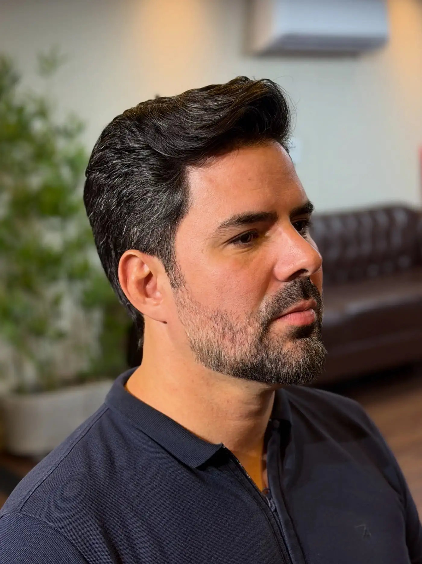 Cliente de perfil após corte personalizado, usado para ilustrar a análise de visagismo